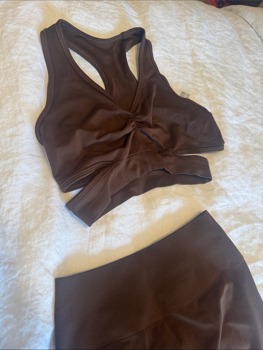 Alphalete Dark Brown Ruched Racerback Sports Bra (M) w scrunch leggings (S)